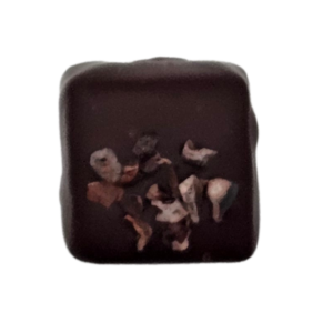 Pralina al Cioccolato Fondente Per gli amanti del cioccolato puro, questa pralina racchiude un ripieno morbido di cioccolato fondente in un guscio altrettanto fondente. Un piacere intenso e avvolgente. La e Vita Pasticceria Vigevano